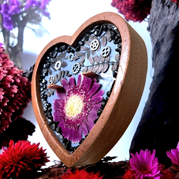 Hand Crafted , Wicked Worthy Wax, Obsidian Gear wooden heart candle - Picture 3 of 3